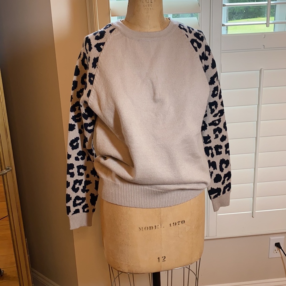 Wanna B. Raglan sleeve Animal print Sweater nwot Jul2904